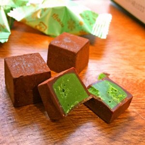 Шоколад MEIJI Melty kiss с начинкой зеленого чая матча 52 гр