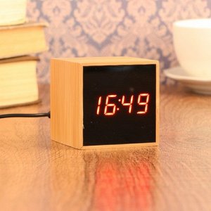 Часы-будильник электронные, с подсветкой, дата, красные цифры, батарея 3ААА, 6х6 см