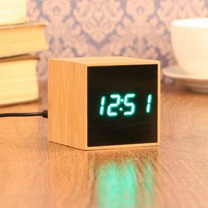 Часы-будильник электронные, с подсветкой, дата, зелёные цифры, батарея 3ААА, 6х6 см