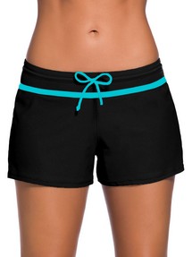 Черные спортивные пляжные шорты с голубой полосой и шнурком