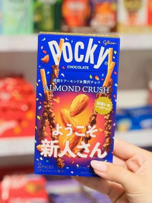 Хрустящее печенье в молочном шоколаде с миндалем Pocky Almond Crush / Палочки Покки миндаль в шоколаде 66 гр Японские сладости