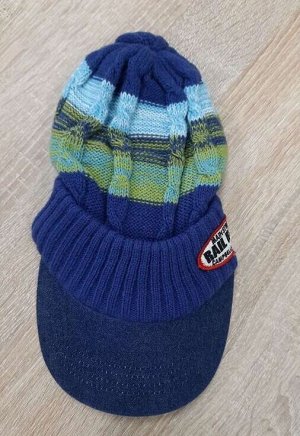 Синяя шапка с козырьком