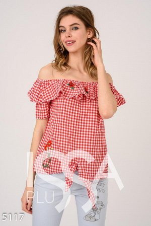 Красная клетчатая блузка с отворотом-воланом и вышивкой