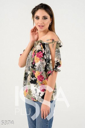 Легкая летняя блуза с открытыми плечами и зеленым цветочным принтом