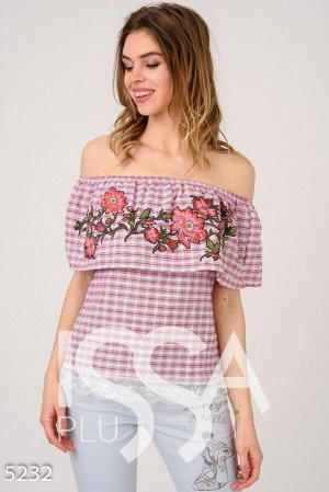 Бордовая хлопковая приталенная блуза с цветами на широком отвороте