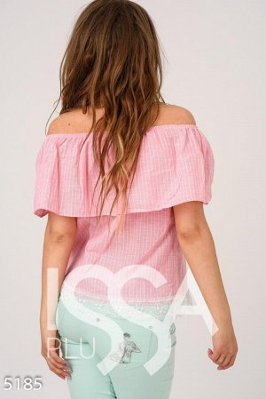 Розовая блузка с цветочным рисунком и белым кружевным краем