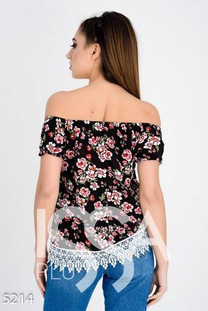 Черная в цветочный принт удлиненная блузка с открытыми плечами