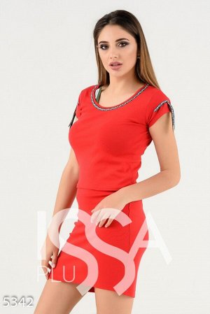Красный летний костюм из футболки и облегающей юбки