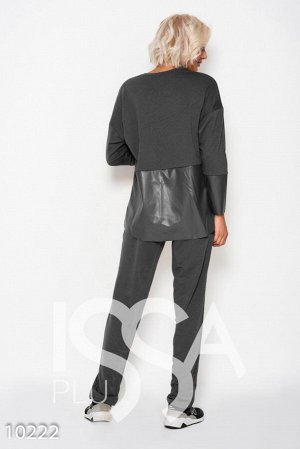 Темно-серый спортивный костюм с удлиненной спинкой и вставками из эко-кожи
