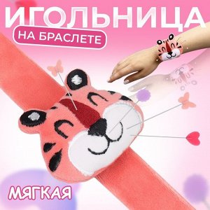 Игольница на браслете «Тигр», 23 x 6,5 см, цвет розовый