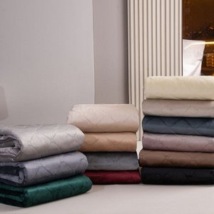 Велюровое покрывало в клетку 240*260 и две наволочки 50-70