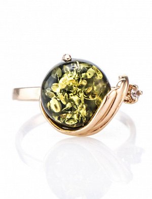 Эффектное круглое кольцо из золота с натуральным зелёным янтарём и цирконами «Лебедь», 606208180