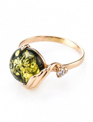 Эффектное круглое кольцо из золота с натуральным зелёным янтарём и цирконами «Лебедь», 606208180