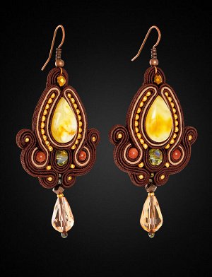 Необычные серьги «Индия», украшенные натуральным цельным янтарём медового цвета
