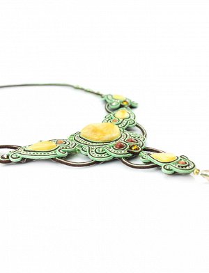 Ажурное зеленое колье с элементами плетения и вставками из натурального медового янтаря «Индия», 5061204485