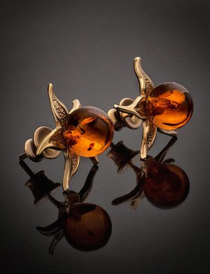 Яркие серьги-гвоздики, украшенные янтарём коньячного цвета «Морошка», 810102001
