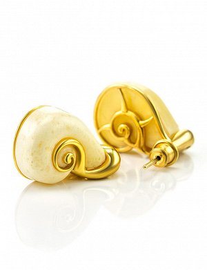 Серьги-гвоздики из натурального формованного янтаря и золочённого серебра «Улитка», 708707353