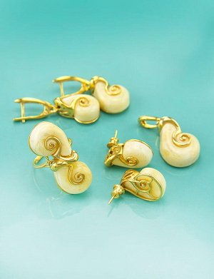 Серьги-гвоздики из натурального формованного янтаря и золочённого серебра «Улитка»