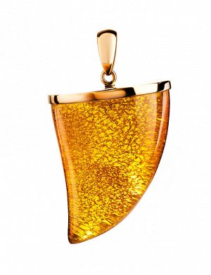 Необычная подвеска в виде клыка из натурального цельного янтаря в золоте