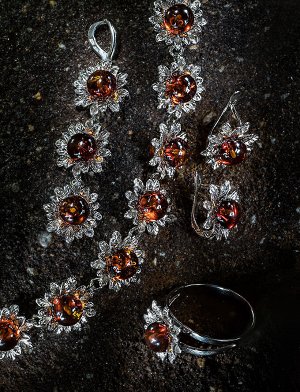 Яркое кольцо из серебра, украшенное натуральным вишнёвым янтарём «Астра»