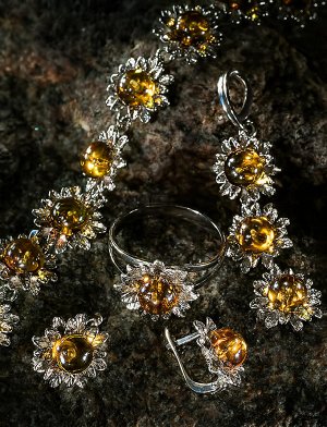 Нарядный браслет, украшенный натуральным цельным янтарём светло-коньячного цвета «Астра»