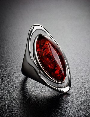 Яркое эффектное кольцо с крупной вставкой из натурального балтийского вишнёвого янтаря «Аллегро»
