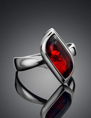 Изящное кольцо из серебра со вставкой из натурального балтийского янтаря вишнёвого цвета «Тильда»