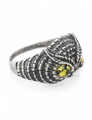 Стильное кольцо из серебра, украшенное зелёным балтийским янтарём «Филин», 606309016