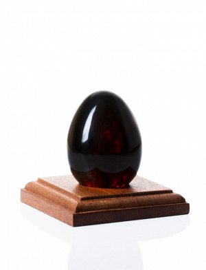 Сувенирное пасхальное яйцо из формованного вишнёвого янтаря на подставке