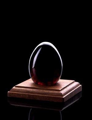 Сувенирное пасхальное яйцо из формованного вишнёвого янтаря на подставке, 605512124