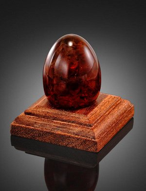 Пасхальное яйцо из формованного янтаря красно-коньячного оттенка на деревянной подставке, 905503181