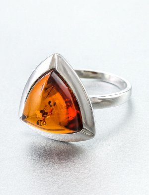 Кольцо треугольной формы из серебра с янтарём коньячного цвета «Мистраль»