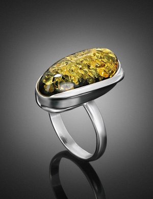 Серебряное кольцо с овальной вставкой из натурального зелёного янтаря