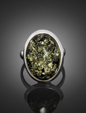 Крупное серебряное кольцо с искрящимся янтарём зелёного цвета