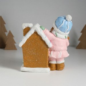 Фигурка светящаяся «Малышка в розовом наряде у пряничного домика», керамика, 15x8x16 см