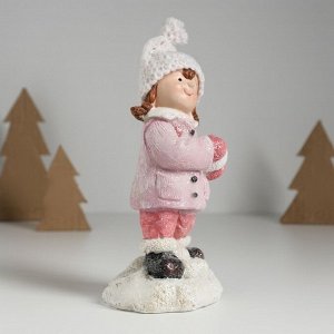 Фигурка керамика «Девочка в розовом пальтишке, со снежком», 8.3x7.8x16.3 см
