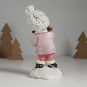 Фигурка керамика «Девочка в розовом пальтишке, со снежком», 8.3x7.8x16.3 см