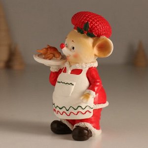 Сувенир полистоун "Мышонок в красном с белым фартуком, с праздничкой курицей" 7х5,5х11,5 см 103236