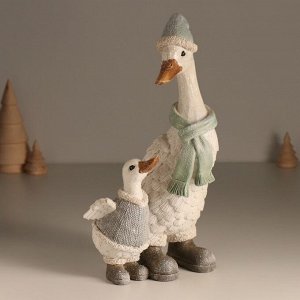 Фигурка полистоун «Гусь в длинном колпаке и шарфе, с гусёнком», 14.5x13.5x27.5 см