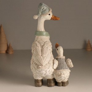 Фигурка полистоун «Гусь в длинном колпаке и шарфе, с гусёнком», 14.5x13.5x27.5 см