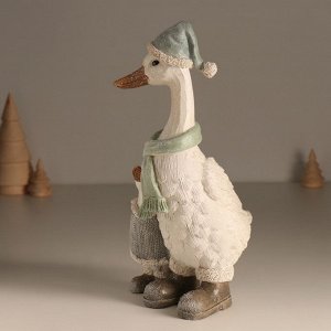Фигурка полистоун «Гусь в длинном колпаке и шарфе, с гусёнком», 14.5x13.5x27.5 см