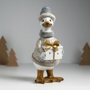 Фигурка полистоун «Гусь в бежевом свитере, с подарком», 9.5x12x22.5 см