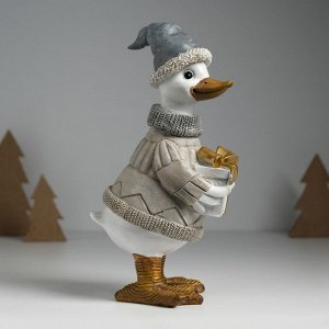 Фигурка полистоун «Гусь в бежевом свитере, с подарком», 9.5x12x22.5 см