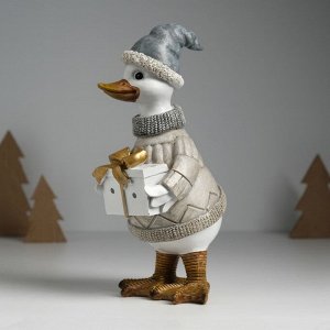 Фигурка полистоун «Гусь в бежевом свитере, с подарком», 9.5x12x22.5 см