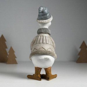 Фигурка полистоун «Гусь в бежевом свитере, с подарком», 9.5x12x22.5 см