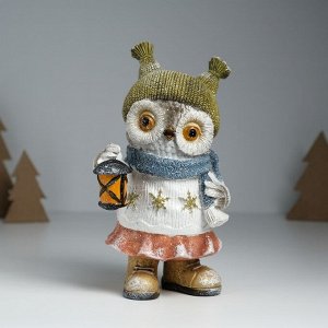 Фигурка полистоун «Совушка в свитере со снежинками, с фонариком», 11.6x8x19 см
