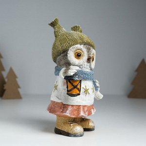 Фигурка полистоун «Совушка в свитере со снежинками, с фонариком», 11.6x8x19 см