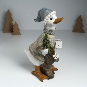 Фигурка полистоун «Гусь в бежевом свитере, с носком с подарками и ёлкой», 12x14x25.5 см