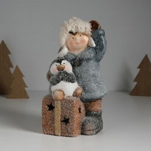 Фигурка светящаяся «Малыш в сером пальто, с пингвином на подарке», керамика, 12x6.5x20 см