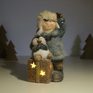 Фигурка светящаяся «Малыш в сером пальто, с пингвином на подарке», керамика, 12x6.5x20 см